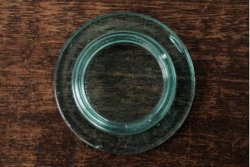 アンティーク雑貨　昭和レトロ　エメラルドグリーンが涼しげな蓋付きガラス瓶(ガラスビン)(R-039322)