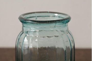 アンティーク雑貨　昭和レトロ　エメラルドグリーンが涼しげな蓋付きガラス瓶(ガラスビン)(R-039322)