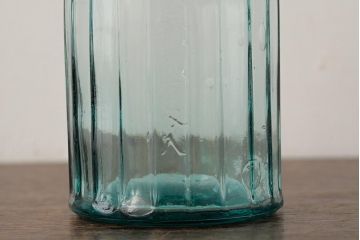 アンティーク雑貨　昭和レトロ　エメラルドグリーンが涼しげな蓋付きガラス瓶(ガラスビン)(R-039322)