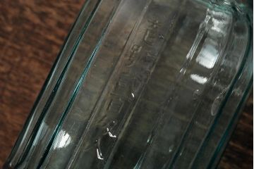 アンティーク雑貨　昭和レトロ　エメラルドグリーンが涼しげな蓋付きガラス瓶(ガラスビン)(R-039322)