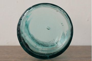 アンティーク雑貨　昭和レトロ　エメラルドグリーンが涼しげな蓋付きガラス瓶(ガラスビン)(R-039322)