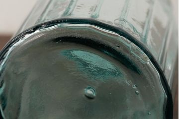 アンティーク雑貨　昭和レトロ　エメラルドグリーンが涼しげな蓋付きガラス瓶(ガラスビン)(R-039322)