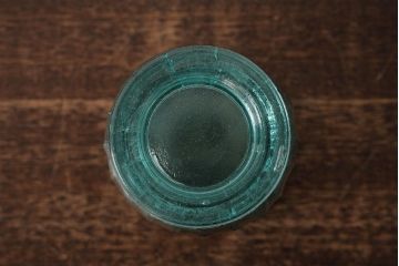 アンティーク雑貨　昭和レトロ　エメラルドグリーンが涼しげな蓋付きガラス瓶(ガラスビン)(R-039322)