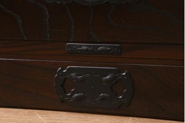 中古美品　工芸家具　南部箪笥　天板リメイク・栗材　威風堂々とした佇まいが魅力のローチェスト(衣装箪笥、引き出し、テレビボード、テレビ台)(R-039326)