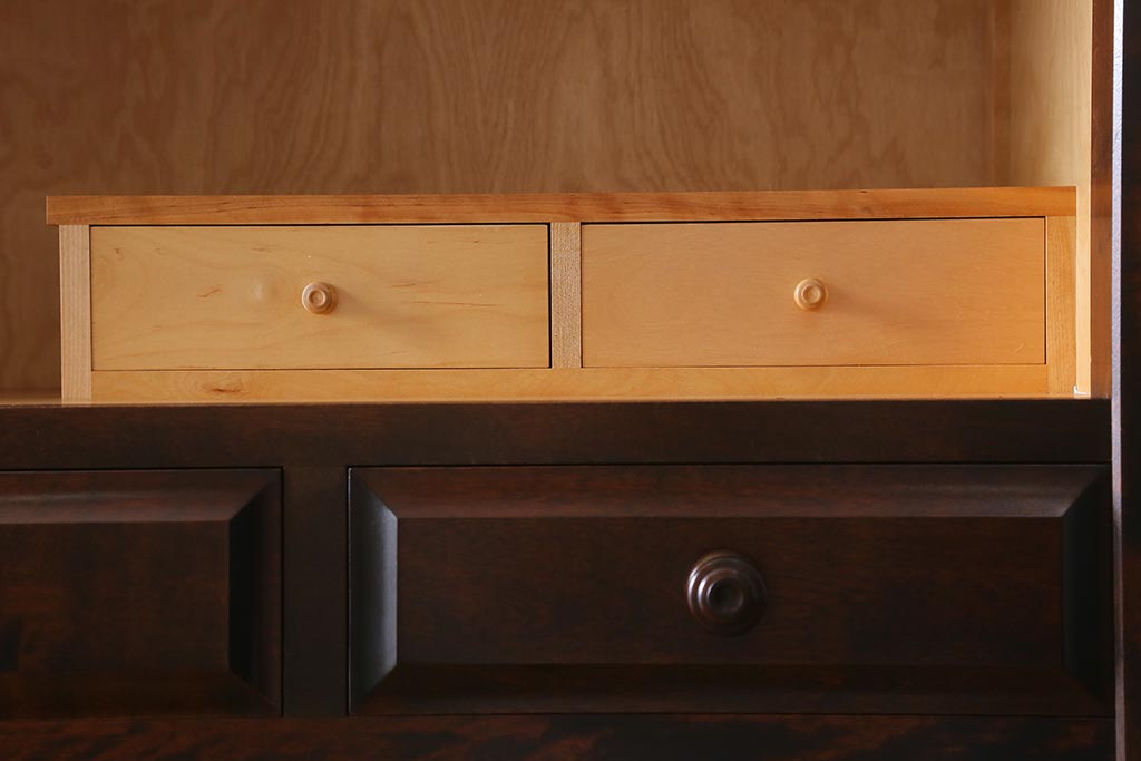 中古　北海道民芸家具　#530　和洋どちらのお部屋にも馴染みやすい戸棚付き整理タンス(衣装箪笥・重ねタンス)(R-039330)