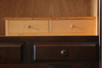 中古　北海道民芸家具　#530　和洋どちらのお部屋にも馴染みやすい戸棚付き整理タンス(衣装箪笥・重ねタンス)(R-039330)