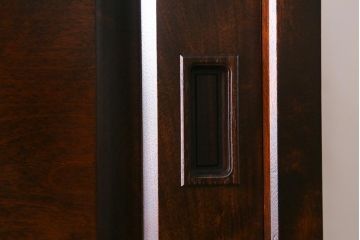 中古　北海道民芸家具　#530　和洋どちらのお部屋にも馴染みやすい戸棚付き整理タンス(衣装箪笥・重ねタンス)(R-039330)