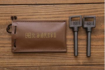 中古　北海道民芸家具　#530　和洋どちらのお部屋にも馴染みやすい戸棚付き整理タンス(衣装箪笥・重ねタンス)(R-039330)