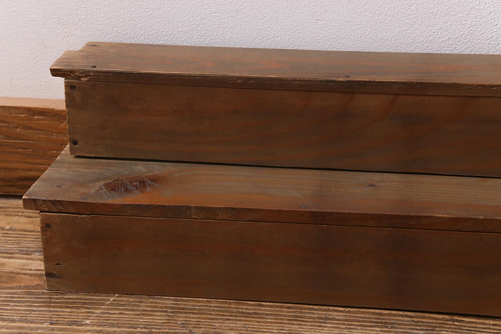 アンティーク雑貨　和製アンティーク　重ねて階段式になる木製ディスプレイ棚2個セット(飾り棚、花台)(R-039334)