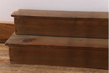 アンティーク雑貨　和製アンティーク　重ねて階段式になる木製ディスプレイ棚2個セット(飾り棚、花台)(R-039334)