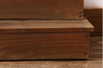 アンティーク雑貨　和製アンティーク　重ねて階段式になる木製ディスプレイ棚2個セット(飾り棚、花台)(R-039334)