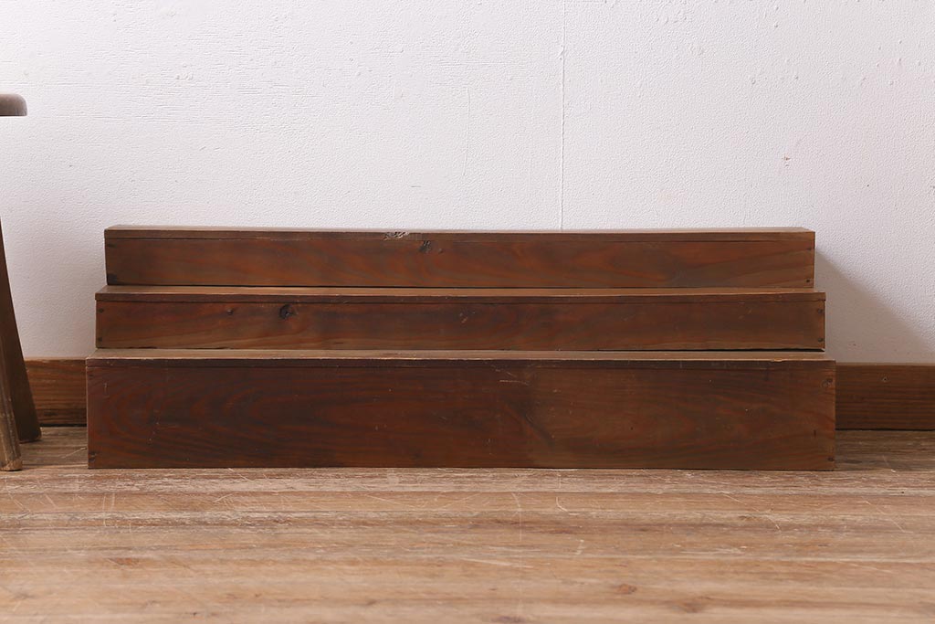 アンティーク雑貨　和製アンティーク　重ねて階段式になる木製ディスプレイ棚3個セット(飾り棚、花台)(R-039335)