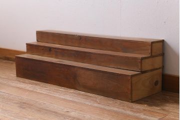 アンティーク雑貨　和製アンティーク　重ねて階段式になる木製ディスプレイ棚3個セット(飾り棚、花台)(R-039335)