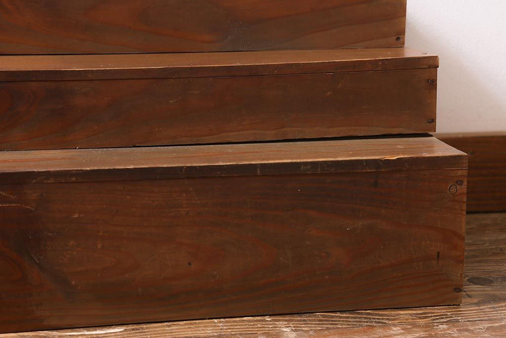 アンティーク雑貨　和製アンティーク　重ねて階段式になる木製ディスプレイ棚3個セット(飾り棚、花台)(R-039335)