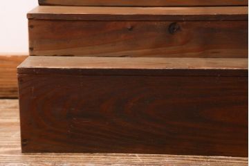 アンティーク雑貨　和製アンティーク　重ねて階段式になる木製ディスプレイ棚3個セット(飾り棚、花台)(R-039335)