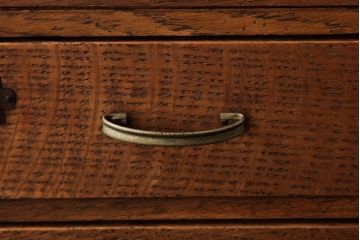レトロ家具　昭和レトロ　ナラ材　古い木の風合いが温かみのある小引き出し(小物収納)(R-039337)