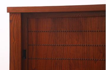 新古品　民芸家具　ニレ無垢材　上品な和の雰囲気を醸し出す水屋箪笥(サイドボード、テレビボード、戸棚)(R-039338)