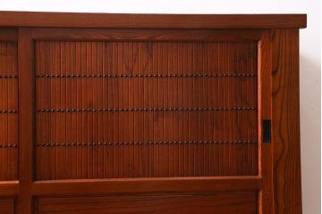 新古品　民芸家具　ニレ無垢材　上品な和の雰囲気を醸し出す水屋箪笥(サイドボード、テレビボード、戸棚)(R-039338)