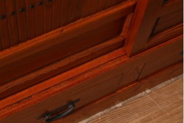 新古品　民芸家具　ニレ無垢材　上品な和の雰囲気を醸し出す水屋箪笥(サイドボード、テレビボード、戸棚)(R-039338)