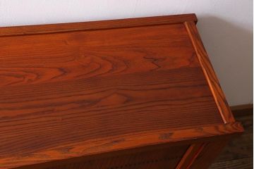 新古品　民芸家具　ニレ無垢材　上品な和の雰囲気を醸し出す水屋箪笥(サイドボード、テレビボード、戸棚)(R-039338)