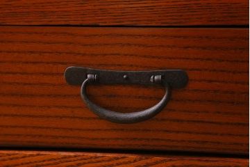 新古品　民芸家具　ニレ無垢材　上品な和の雰囲気を醸し出す水屋箪笥(サイドボード、テレビボード、戸棚)(R-039338)