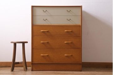 ヴィンテージ家具　G-PLAN(ジープラン)　オーク材　バイカラーが可愛らしいチェスト(引き出し、ビンテージ)(R-039339)