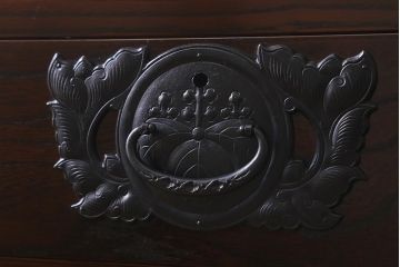 中古　南部箪笥　天板・脚付きリメイク!　重厚な和の雰囲気漂うサイドチェスト(引き出し、整理箪笥、テレビボード)(定価約61万円)(R-039340)