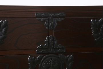 中古　南部箪笥　天板・脚付きリメイク!　重厚な和の雰囲気漂うサイドチェスト(引き出し、整理箪笥、テレビボード)(定価約61万円)(R-039340)