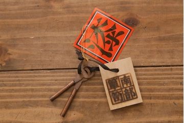 中古　南部箪笥　天板・脚付きリメイク!　重厚な和の雰囲気漂うサイドチェスト(引き出し、整理箪笥、テレビボード)(定価約61万円)(R-039340)