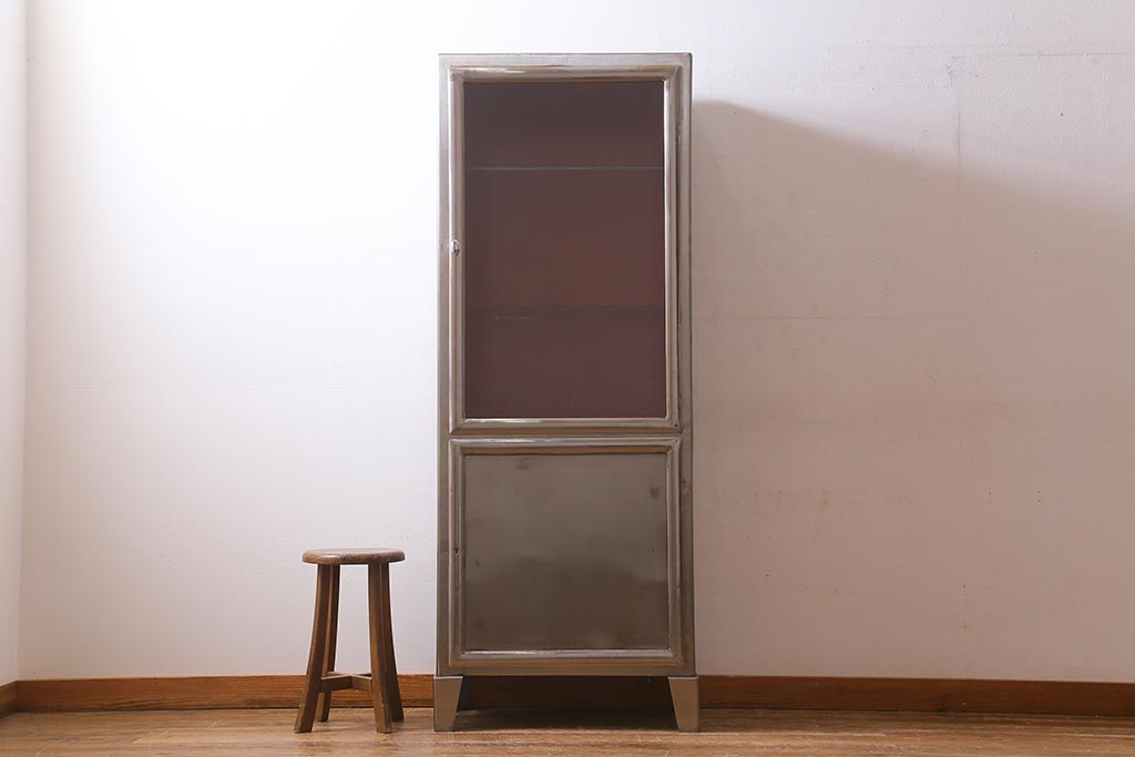 ヴィンテージ家具 フランスビンテージ メディカル シルバーのボディに黄味がかった赤のペイントが格好良いメタルキャビネット(ガラスケース、陳列棚、収納棚)(R-039341)