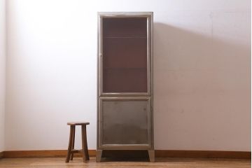 ヴィンテージ家具 フランスビンテージ メディカル シルバーのボディに黄味がかった赤のペイントが格好良いメタルキャビネット(ガラスケース、陳列棚、収納棚)(R-039341)