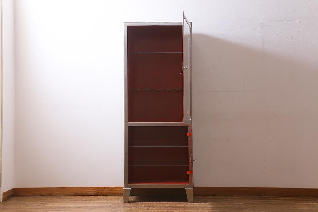 ヴィンテージ家具 フランスビンテージ メディカル シルバーのボディに黄味がかった赤のペイントが格好良いメタルキャビネット(ガラスケース、陳列棚、収納棚)(R-039341)