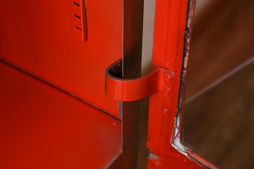 ヴィンテージ家具 フランスビンテージ メディカル シルバーのボディに黄味がかった赤のペイントが格好良いメタルキャビネット(ガラスケース、陳列棚、収納棚)(R-039341)