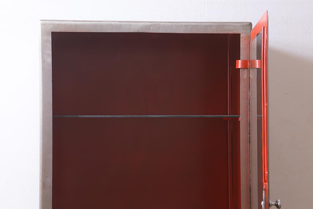 ヴィンテージ家具 フランスビンテージ メディカル シルバーのボディに黄味がかった赤のペイントが格好良いメタルキャビネット(ガラスケース、陳列棚、収納棚)(R-039341)