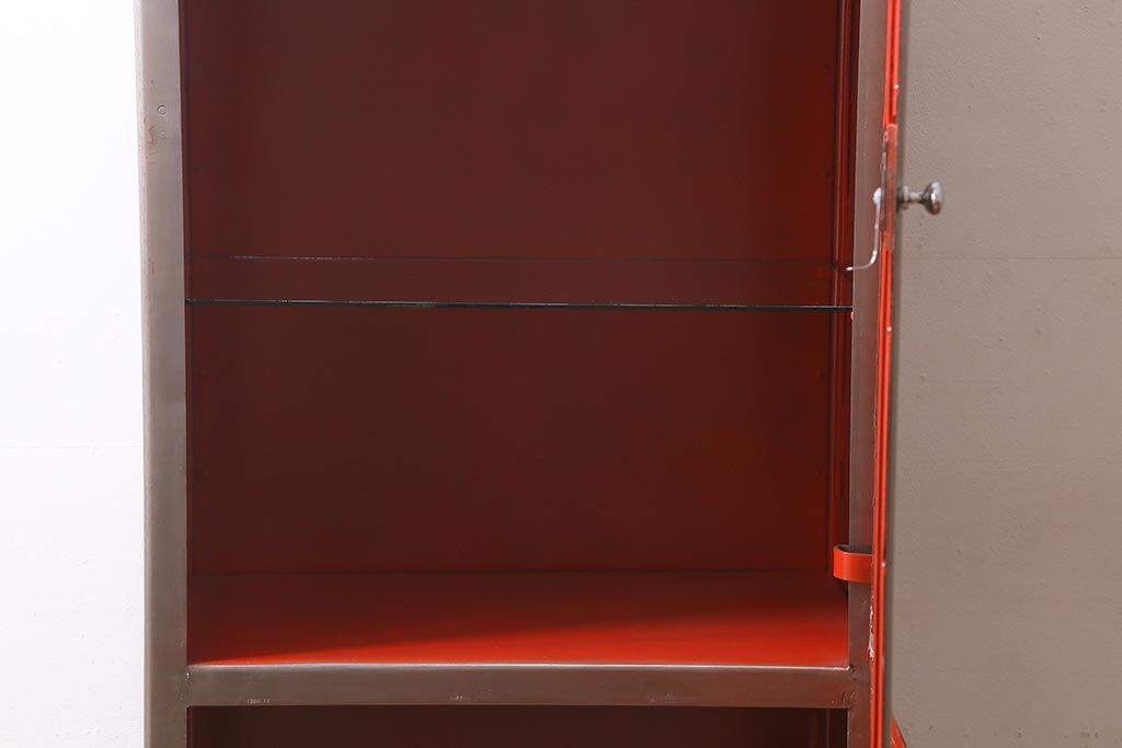 ヴィンテージ家具 フランスビンテージ メディカル シルバーのボディに黄味がかった赤のペイントが格好良いメタルキャビネット(ガラスケース、陳列棚、収納棚)(R-039341)