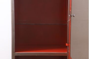 ヴィンテージ家具 フランスビンテージ メディカル シルバーのボディに黄味がかった赤のペイントが格好良いメタルキャビネット(ガラスケース、陳列棚、収納棚)(R-039341)