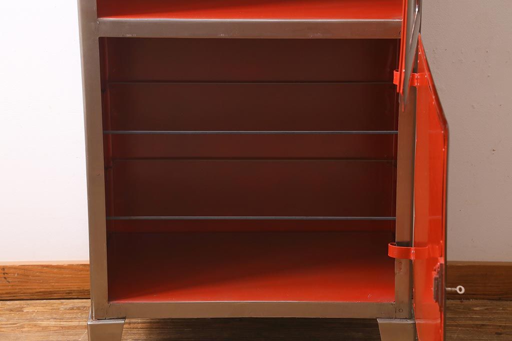 ヴィンテージ家具 フランスビンテージ メディカル シルバーのボディに黄味がかった赤のペイントが格好良いメタルキャビネット(ガラスケース、陳列棚、収納棚)(R-039341)