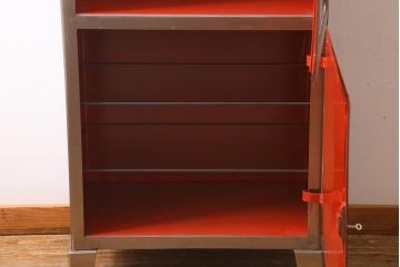 ヴィンテージ家具 フランスビンテージ メディカル シルバーのボディに黄味がかった赤のペイントが格好良いメタルキャビネット(ガラスケース、陳列棚、収納棚)(R-039341)