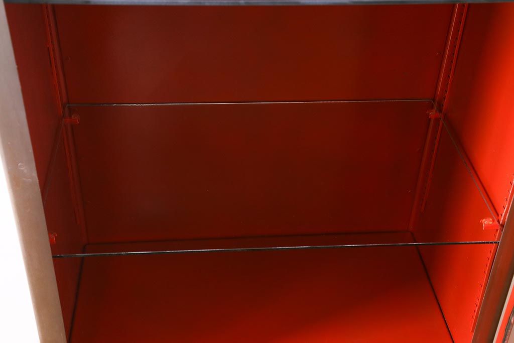 ヴィンテージ家具 フランスビンテージ メディカル シルバーのボディに黄味がかった赤のペイントが格好良いメタルキャビネット(ガラスケース、陳列棚、収納棚)(R-039341)