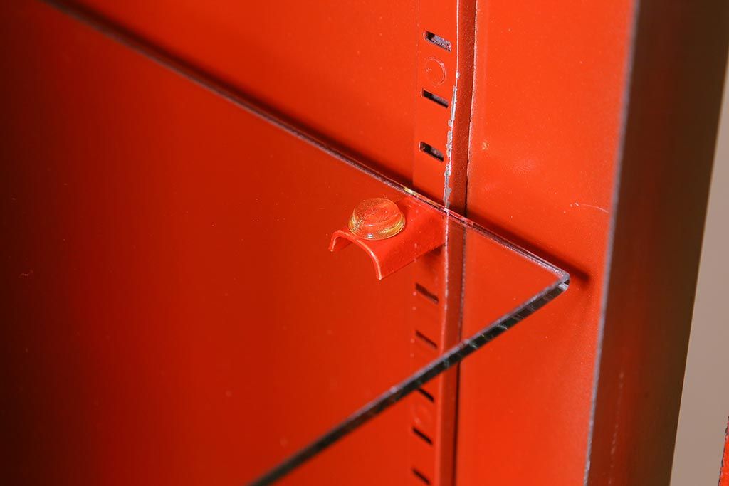 ヴィンテージ家具 フランスビンテージ メディカル シルバーのボディに黄味がかった赤のペイントが格好良いメタルキャビネット(ガラスケース、陳列棚、収納棚)(R-039341)