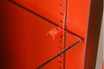 ヴィンテージ家具 フランスビンテージ メディカル シルバーのボディに黄味がかった赤のペイントが格好良いメタルキャビネット(ガラスケース、陳列棚、収納棚)(R-039341)