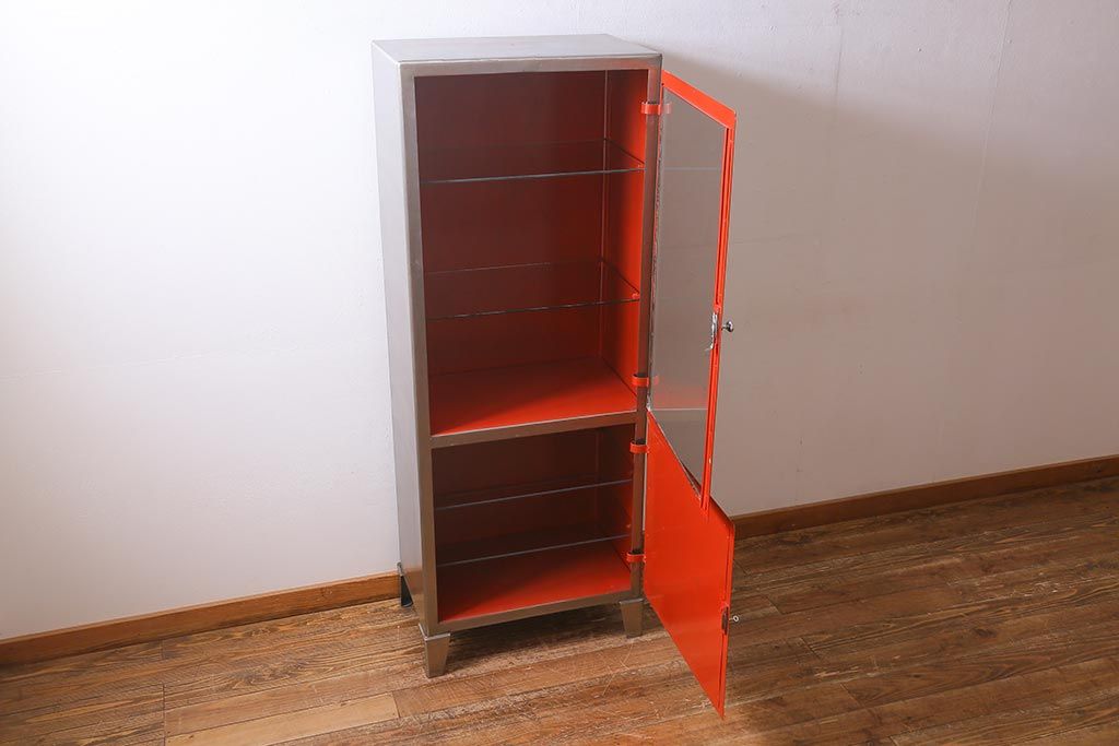 ヴィンテージ家具 フランスビンテージ メディカル シルバーのボディに黄味がかった赤のペイントが格好良いメタルキャビネット(ガラスケース、陳列棚、収納棚)(R-039341)