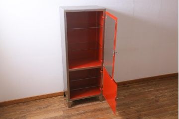 ヴィンテージ家具 フランスビンテージ メディカル シルバーのボディに黄味がかった赤のペイントが格好良いメタルキャビネット(ガラスケース、陳列棚、収納棚)(R-039341)