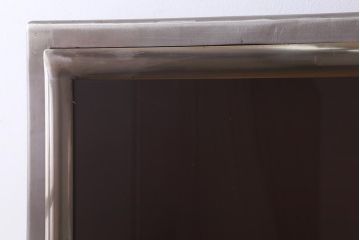 ヴィンテージ家具 フランスビンテージ メディカル シルバーのボディに黄味がかった赤のペイントが格好良いメタルキャビネット(ガラスケース、陳列棚、収納棚)(R-039341)