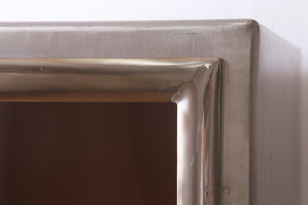 ヴィンテージ家具 フランスビンテージ メディカル シルバーのボディに黄味がかった赤のペイントが格好良いメタルキャビネット(ガラスケース、陳列棚、収納棚)(R-039341)