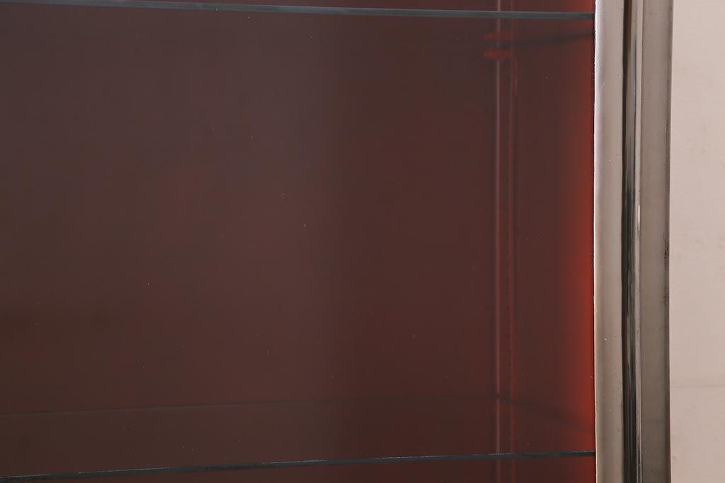 ヴィンテージ家具 フランスビンテージ メディカル シルバーのボディに黄味がかった赤のペイントが格好良いメタルキャビネット(ガラスケース、陳列棚、収納棚)(R-039341)