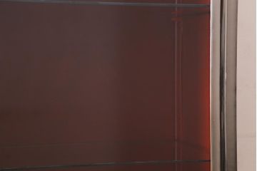 ヴィンテージ家具 フランスビンテージ メディカル シルバーのボディに黄味がかった赤のペイントが格好良いメタルキャビネット(ガラスケース、陳列棚、収納棚)(R-039341)