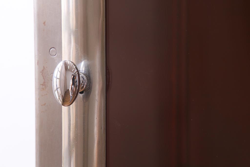 ヴィンテージ家具 フランスビンテージ メディカル シルバーのボディに黄味がかった赤のペイントが格好良いメタルキャビネット(ガラスケース、陳列棚、収納棚)(R-039341)