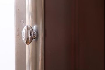 ヴィンテージ家具 フランスビンテージ メディカル シルバーのボディに黄味がかった赤のペイントが格好良いメタルキャビネット(ガラスケース、陳列棚、収納棚)(R-039341)