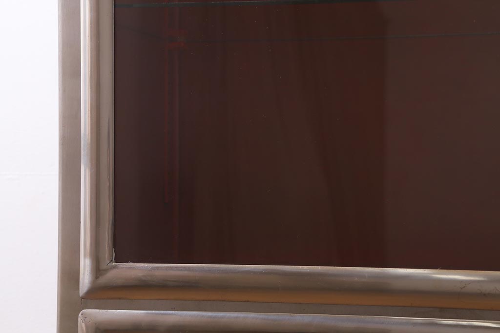 ヴィンテージ家具 フランスビンテージ メディカル シルバーのボディに黄味がかった赤のペイントが格好良いメタルキャビネット(ガラスケース、陳列棚、収納棚)(R-039341)